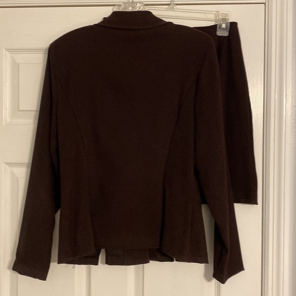 Women’s Suits Us Jacket & Skirt - Picture 3 of 6